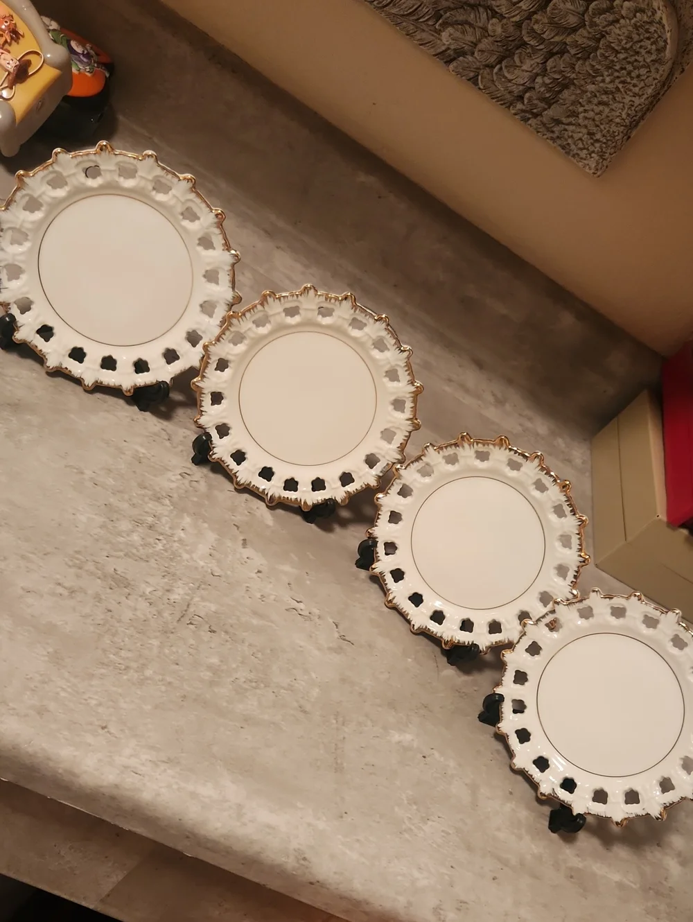 Elegant White and Gold Decorative Wall Plate Set - Classic Home Display